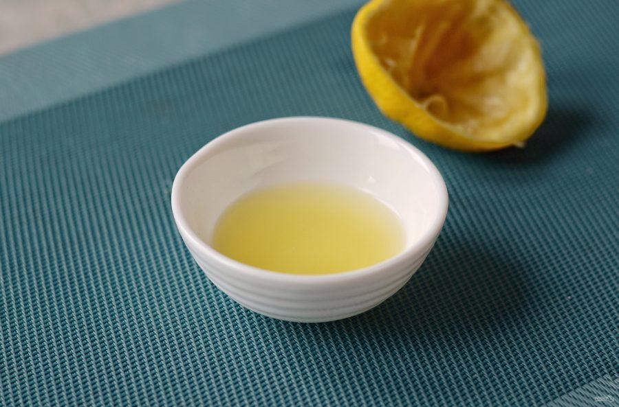 Из лимона выжмите сок.